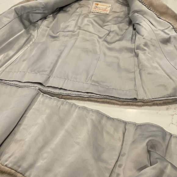 Elegant Fur Coat - Picture 6 of 7